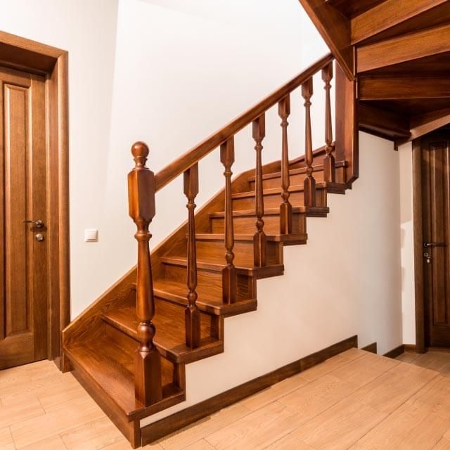 escalera madera baranda lacada