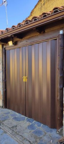 puerta plegable de pvc color nogal